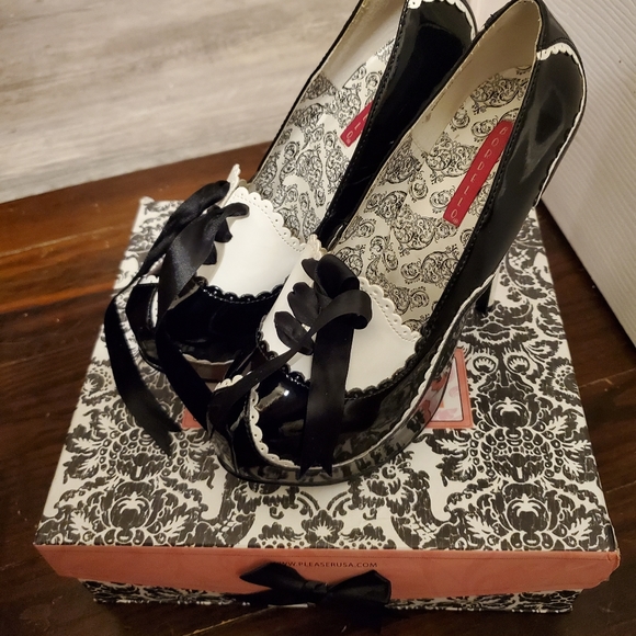 Pin-up Tuxedo Heels - Picture 2 of 7